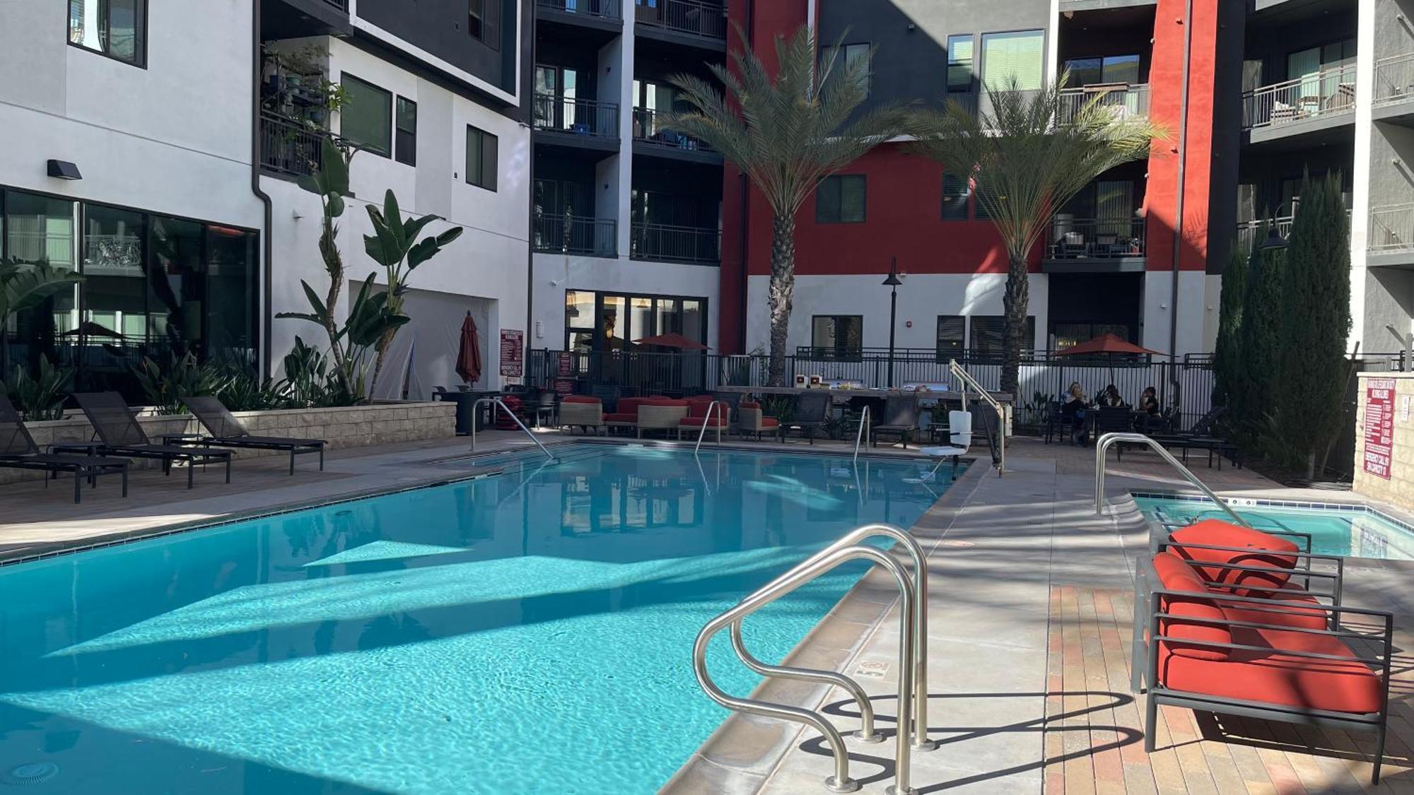 Luxury Designed 2 Bedrooms Part Hotel In Woodland Hills Ca - Los Angeles — Photos 2