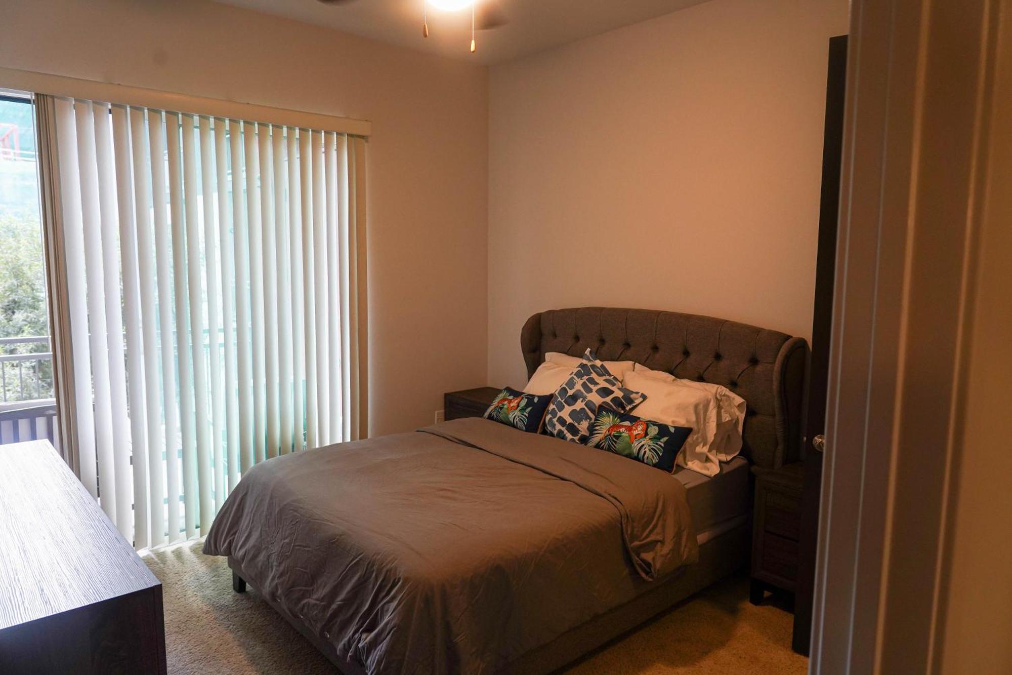 Luxury Designed 2 Bedrooms Part Hotel In Woodland Hills Ca - Los Angeles — Photos 1